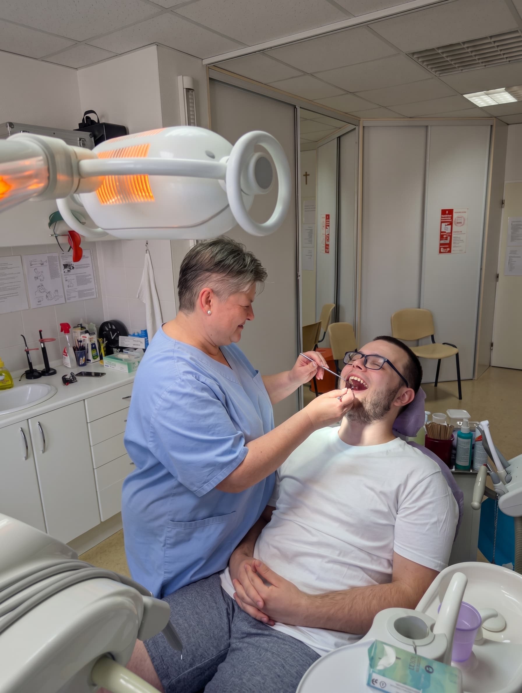 Zubná lekárka pri preventívnej prehliadke v ambulancii Rovident v Rovinke