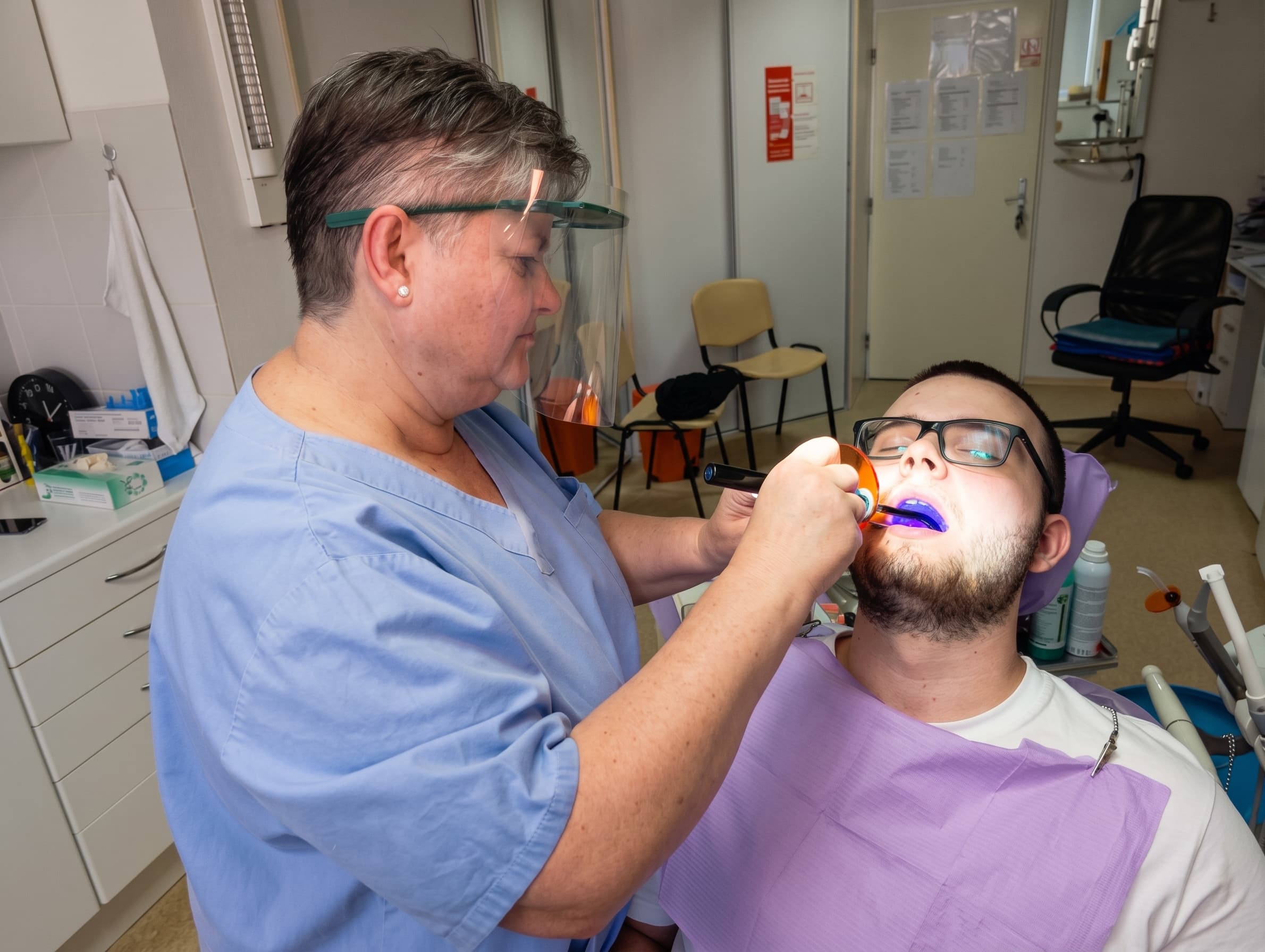 Tvrdnutie bielej výplne polymerizačnou lampou